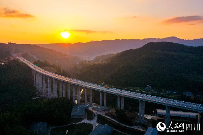 錢家河大橋。張學金攝