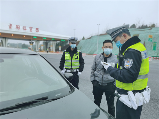 交警正在一線執勤。臨空公安分局供圖