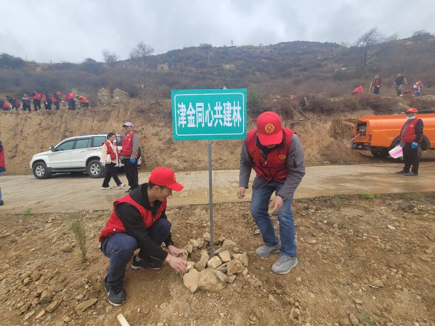 開展植樹護綠活動。新津區(qū)委宣傳部供圖