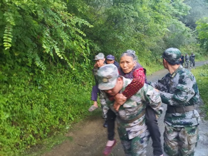 四川蘆山發生6.1級地震，400余名官兵民兵全力參與救援。雅安軍分區供圖