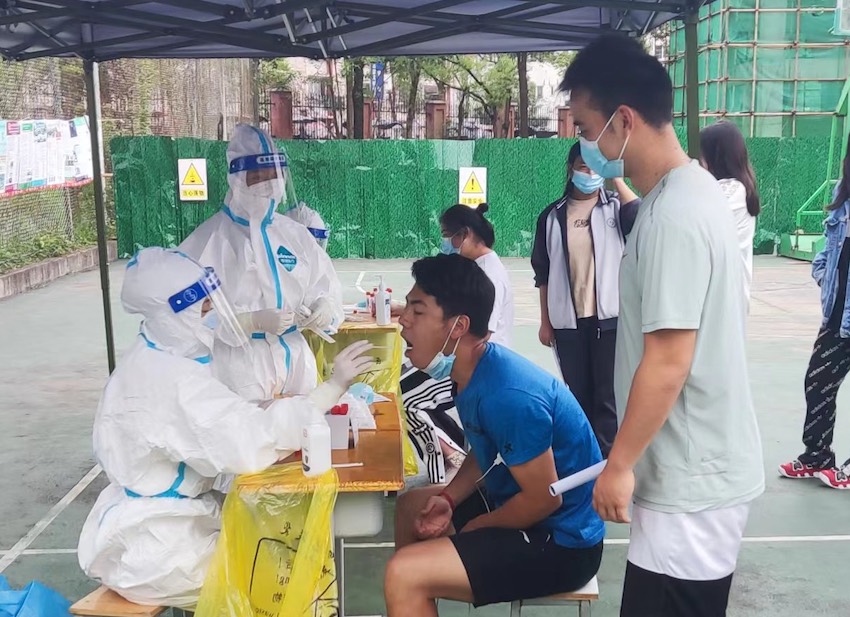 高考前夕，蘆山縣考生進行核酸檢測。雅安市衛健委供圖