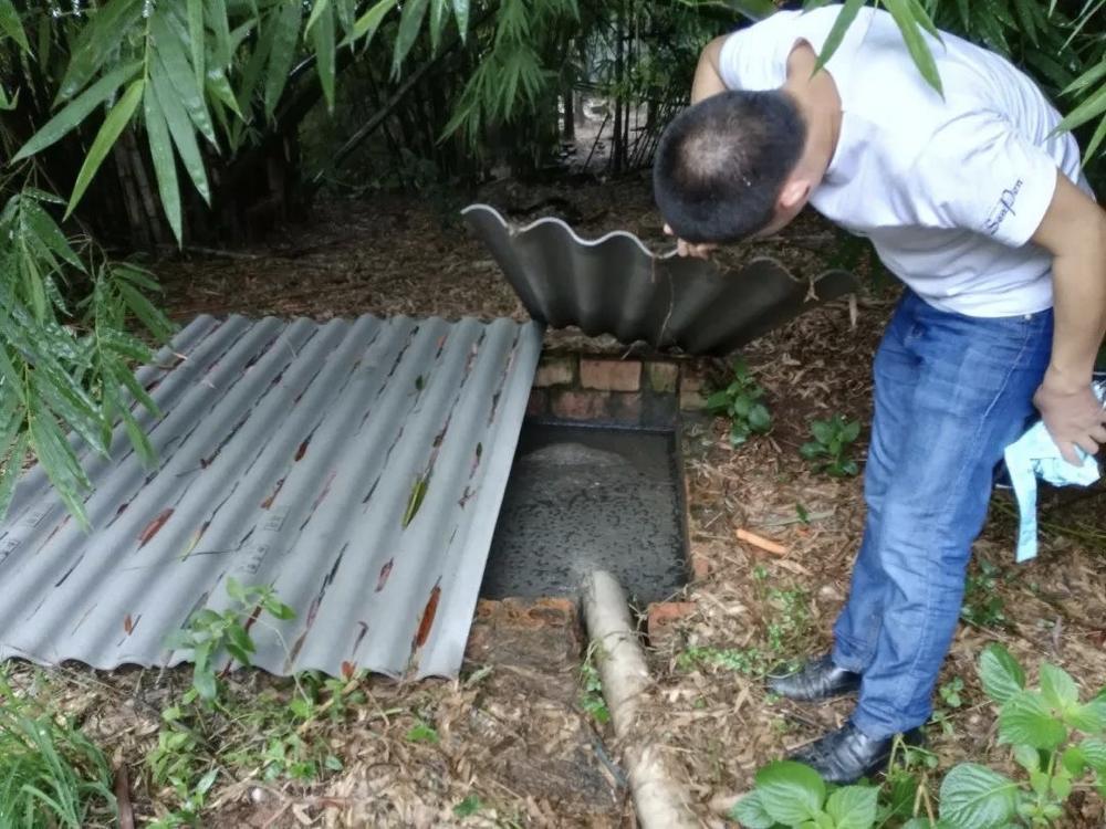 在檢查養殖場糞污處理設施的劉星。樂山市生態環境局供圖