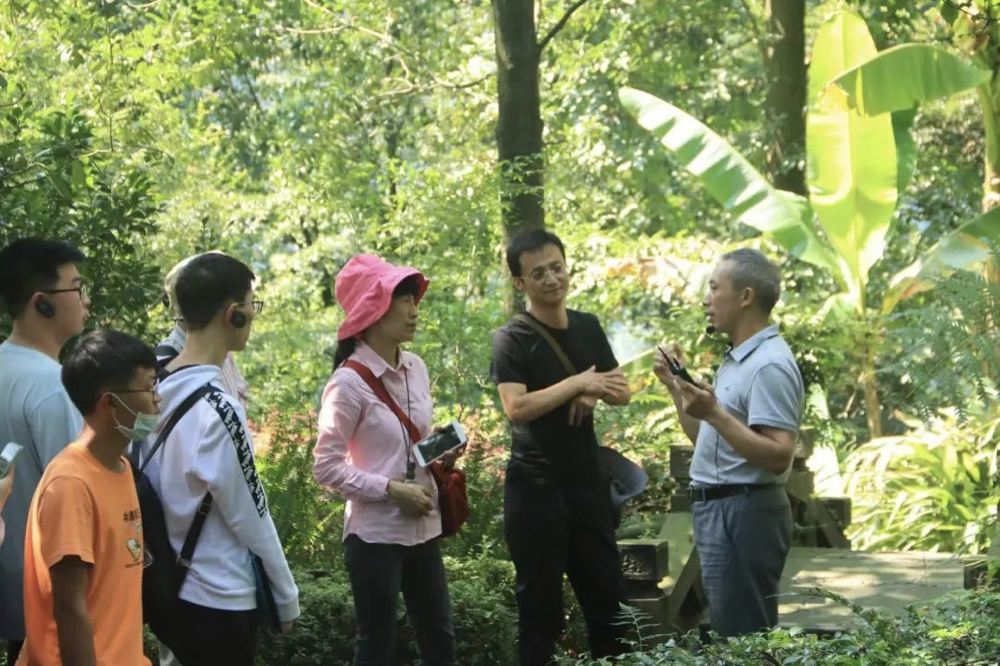 李策宏（右一）講解生物多樣性保護知識。樂山市生態環境局供圖