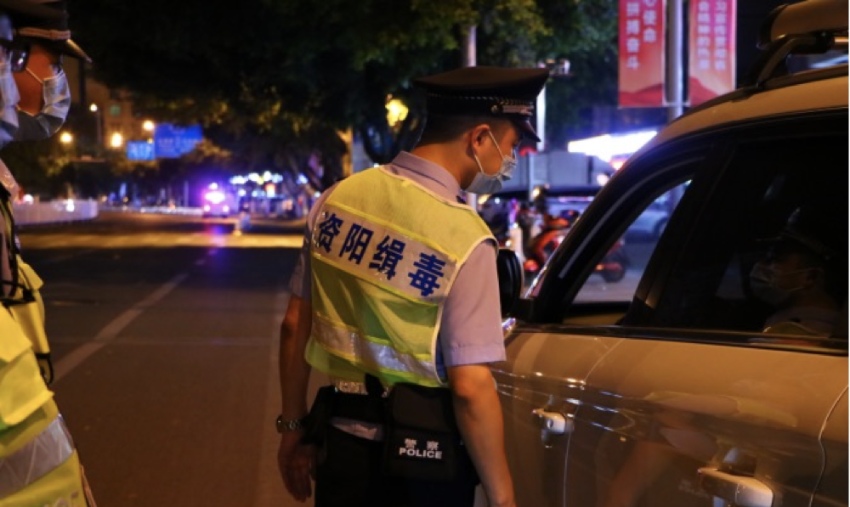 檢查毒駕酒駕行為同時，民警還向司乘人員宣傳相關禁毒知識。資陽市公安局禁毒支隊供圖