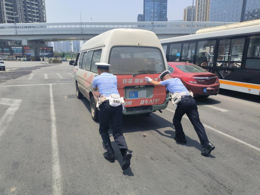 交警將故障車輛推行至安全地帶。成都交警五分局供圖