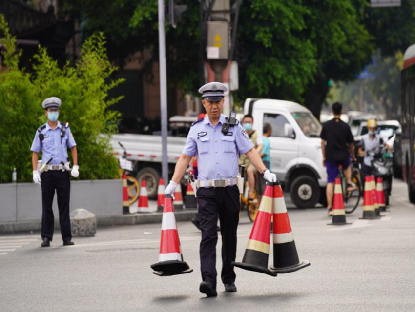 交警將錐形桶和交通標識標牌一一擺放到位。成都交警五分局供圖