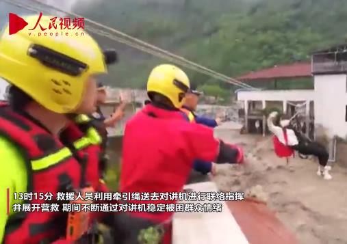 7月12日，四川省平武縣木座鄉連夜暴雨導致河流改道，徑直沖上木座鄉場鎮街道并迅速漫過路面。消防救援人員聯合現場各方力量，全力對被困群眾開展搜尋和救援。