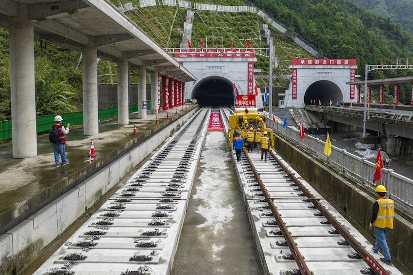 成蘭鐵路啟動(dòng)高原段鋪軌意味著全線(xiàn)建設(shè)進(jìn)入最后攻堅(jiān)階段。成蘭公司供圖