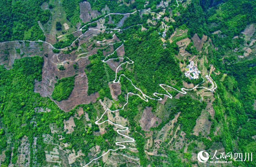 雷波縣黃瑯鎮(zhèn)沙灣村上沙灣組的通村路。盧泯全攝