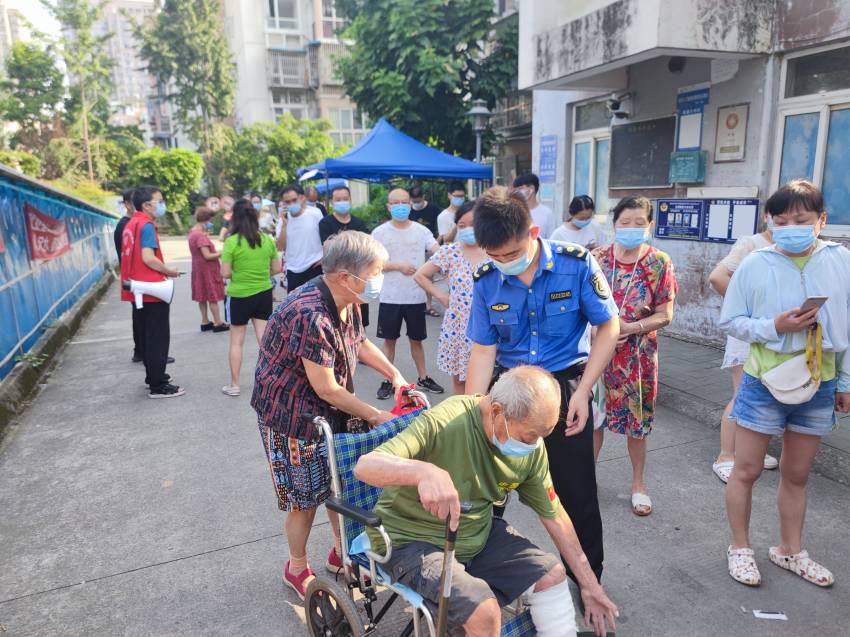 幫扶社區(qū)老年居民。成都市城市管理行政執(zhí)法總隊供圖