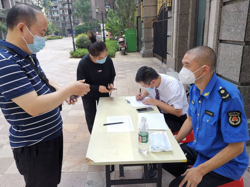 人員登記。成都市城市管理行政執法總隊供圖