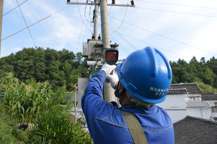 電力工人檢查線路。朝天區融媒體中心供圖