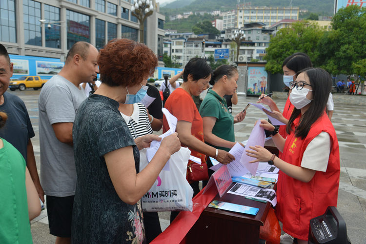 市民排隊(duì)領(lǐng)宣傳資料。朝天區(qū)融媒體中心供圖