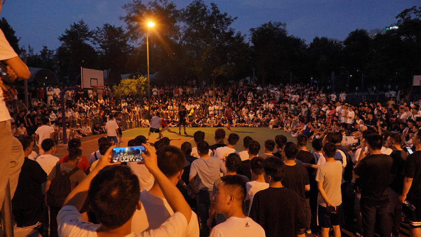 大源中央公園籃球場。夜幕大源供圖