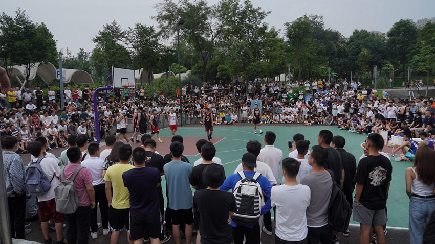 大源中央公園籃球場。夜幕大源供圖