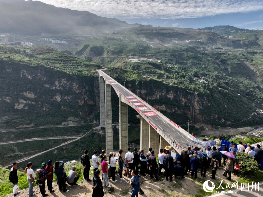 2022年6月30日，“世界第一高墩”金陽河三峽連心橋正式通車，將進一步助推“金沙瑤池”金陽發展。王云攝