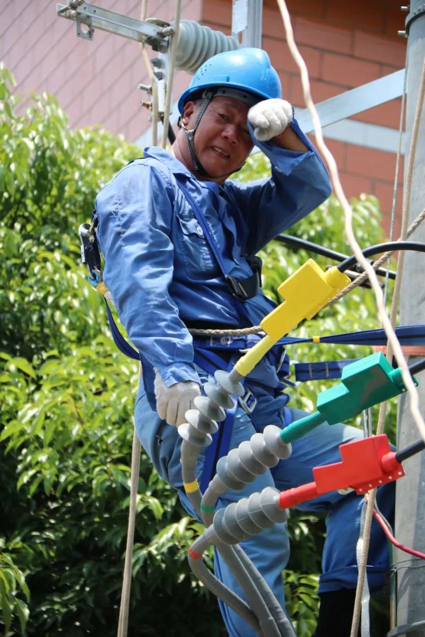 成都多日最高氣溫達到40度以上，圖為揮汗如雨的電力工人。國網電力供圖