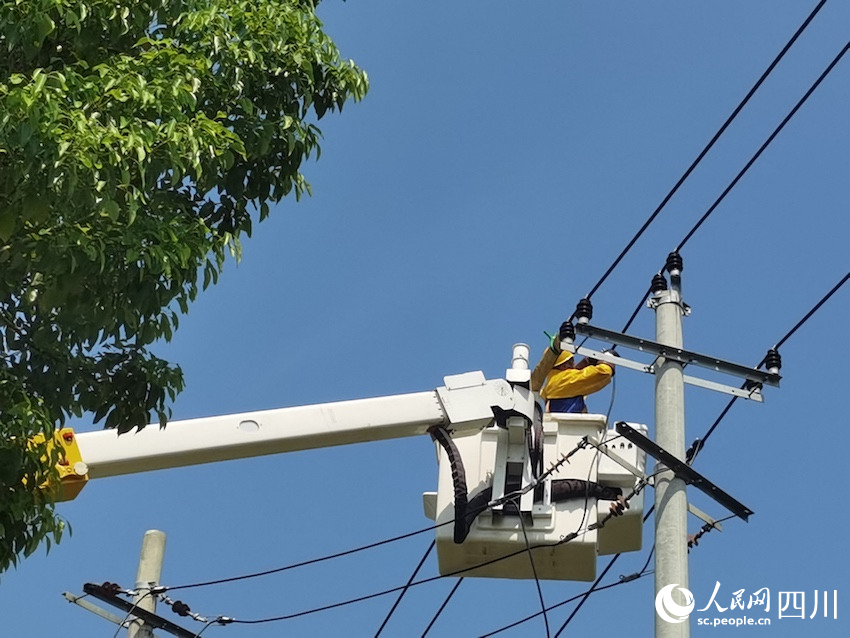 唐祿軍正在進行高空帶電作業。人民網 郭瑩攝