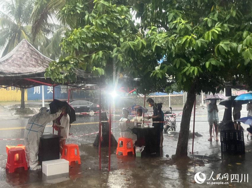 暴風雨下的全民抗疫。游青燕攝