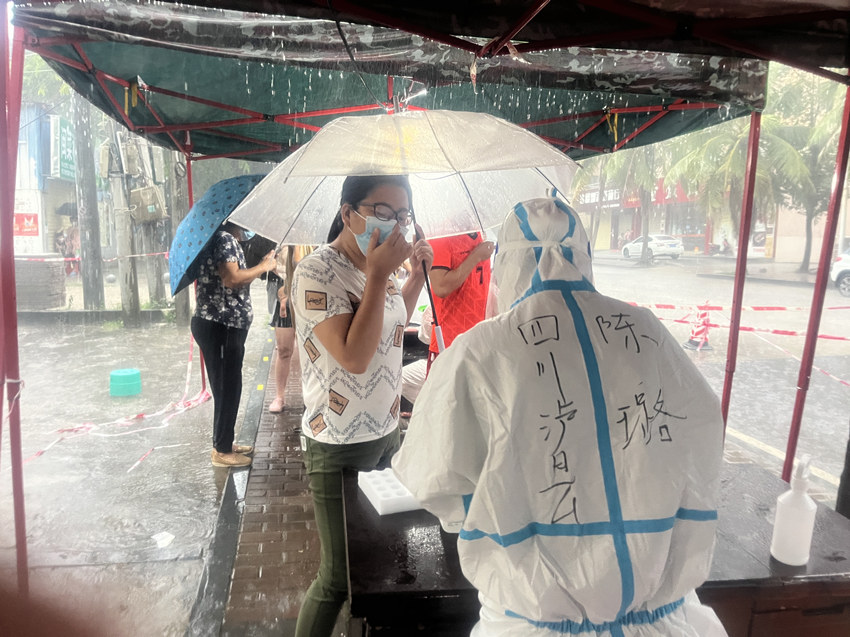 堅定信念風雨無阻。游青燕攝