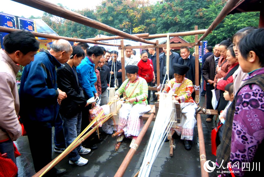 圖為國家級非物質文化遺產代表性項目德昌傈僳族火草麻布編織技藝。左文孝攝