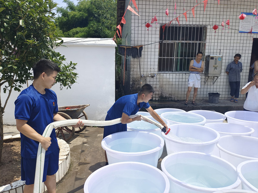 南充市消防員為群眾送水。南充市消防救援支隊(duì)供圖