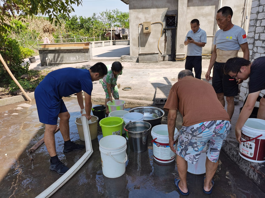 自貢市消防員向缺水群眾送水。自貢市消防救援支隊供圖