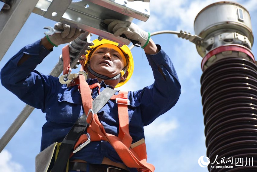 在110千伏馬塘變電站內，國網阿壩供電公司檢修人員頂著烈日彎著腰站在腳手架上作業。通過此次綜合檢修工作，屆時該站將以全新狀態投入運行，為迎峰度夏提供堅強電力保障。張懿玲攝