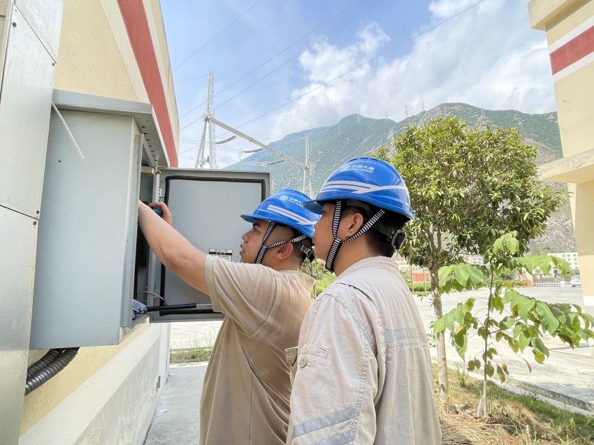 高溫下 黃金坪水電站中轉水池水位異常故障處理。大唐甘孜水電公司供圖