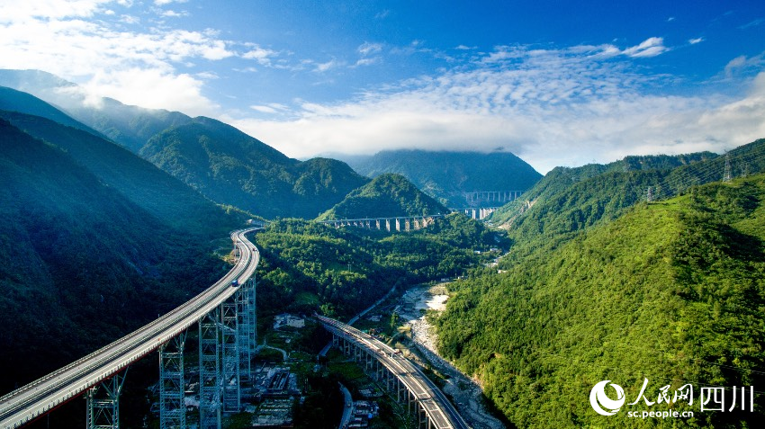 冕寧交通便利，圖為雅西高速栗子坪干海子大橋。趙亮攝