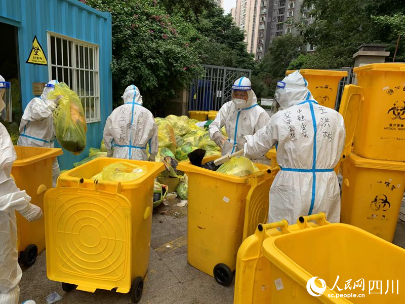 羅再翔和志愿服務隊隊員在錦江城市花園清理居民日常生活垃圾。李臣攝