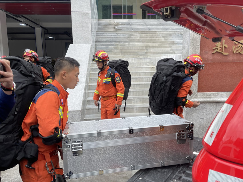 消防救援人員帶上裝備出發趕赴震中。四川省消防救援總隊供圖