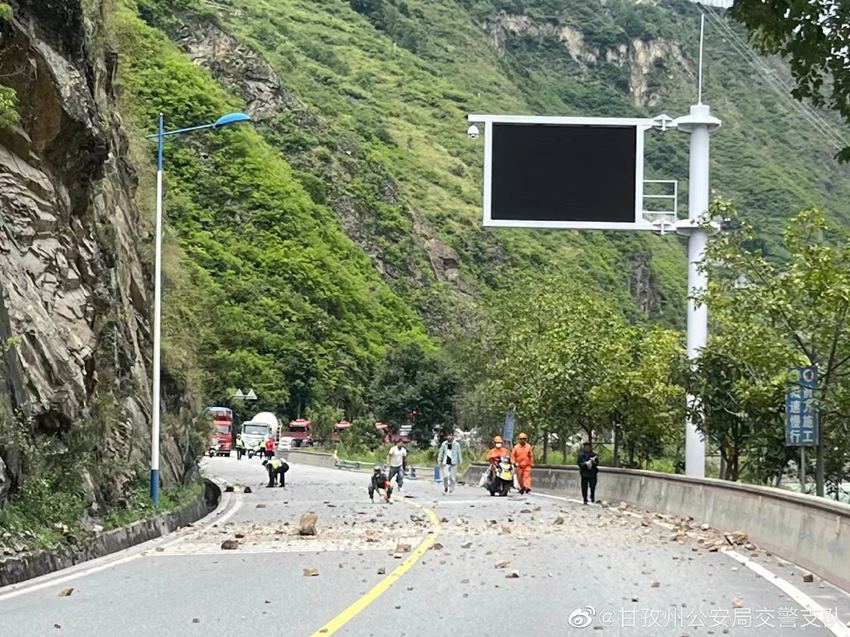 國(guó)道318線甘谷地超限站路段因地震塌方造成道路中斷。四川甘孜公安供圖