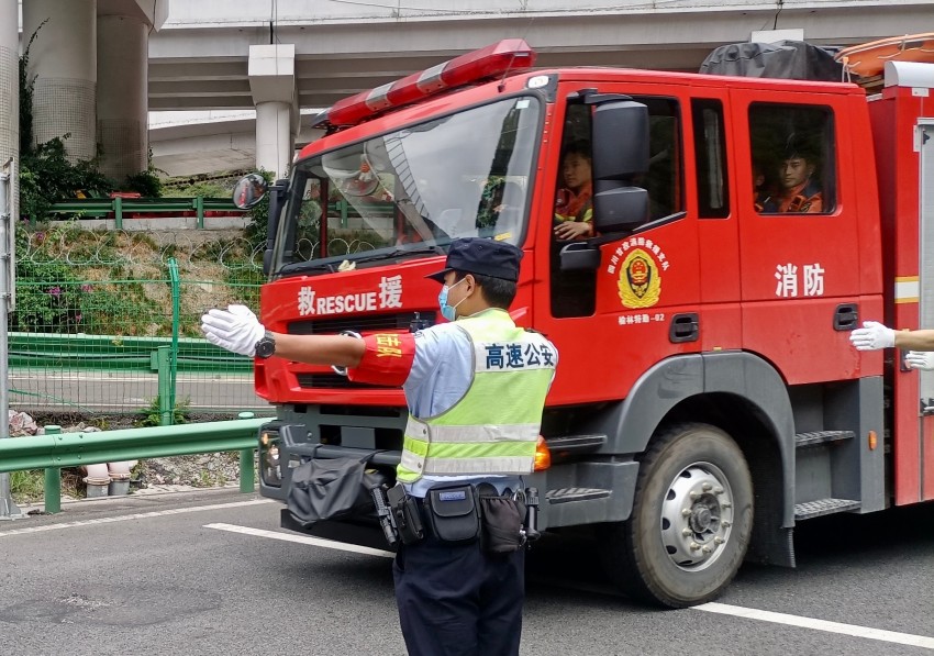 四川高速公安開(kāi)辟綠色救援通道。四川交警供圖