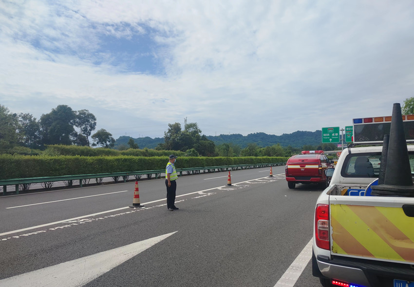 在高速路上執(zhí)勤的交警。四川省交警總隊(duì)供圖