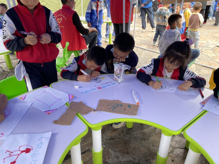 瀘定縣首個“青青兒童樂園”在磨西鎮(zhèn)貢嘎廣場投入使用。共青團(tuán)四川省委供圖