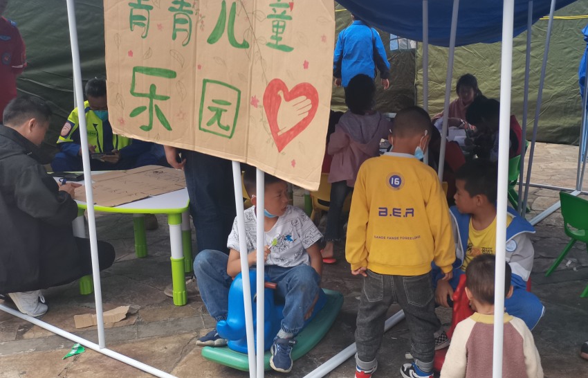 瀘定縣首個“青青兒童樂園”在磨西鎮貢嘎廣場投入使用。共青團四川省委供圖