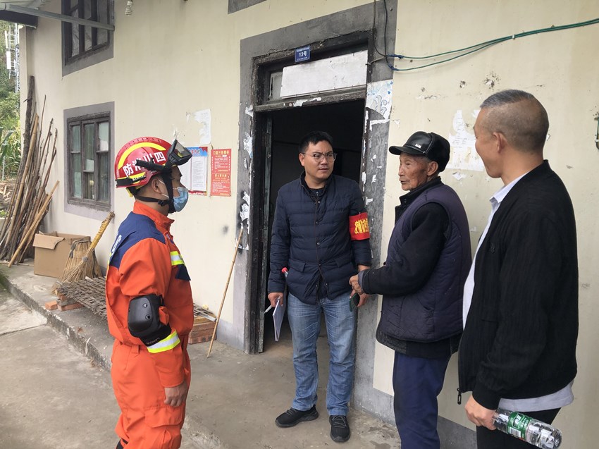 消防人員和村干部現場講解避險知識。四川消防供圖