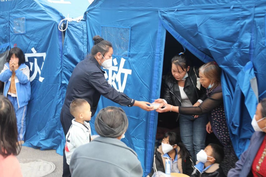 民警為災區群眾送上熱粥。四川公安供圖