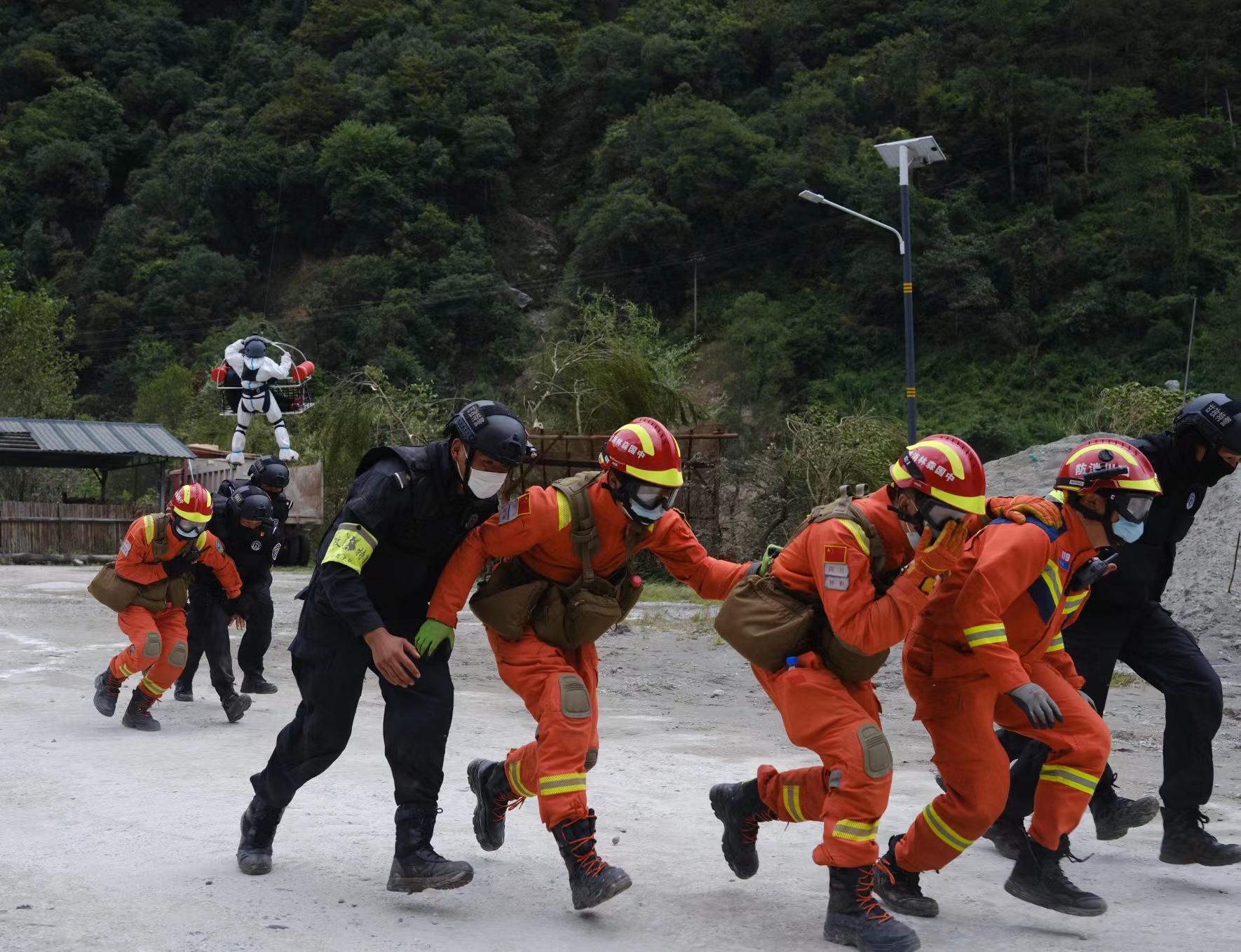 轉移被困群眾。四川省森林消防總隊供圖