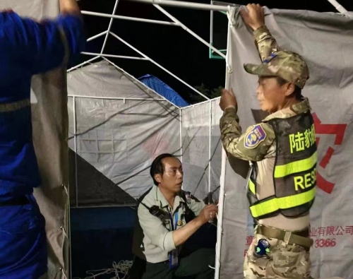 9月5日晚，成都市大邑縣退役軍人“戰旗紅”志愿服務隊“陸豹”救援隊連夜馳援瀘定災區，被現場指揮部分配到醫療救助組。四川省退役軍人事務廳供圖