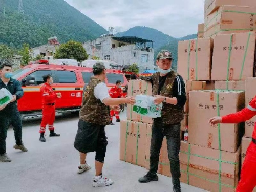 瀘定縣退役軍人事務(wù)局組織退役軍人志愿者、干部職工在得妥鎮(zhèn)抗震救災(zāi)指揮部協(xié)助開展物資轉(zhuǎn)運工作。四川省退役軍人事務(wù)廳供圖