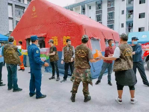 瀘定縣退役軍人事務局組織退役軍人志愿者、干部職工在得妥鎮抗震救災指揮部協助開展物資轉運工作。四川省退役軍人事務廳供圖