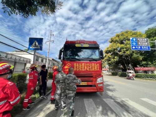 青白江區退役軍人“戰旗紅”志愿者支援震區。四川省退役軍人事務廳供圖