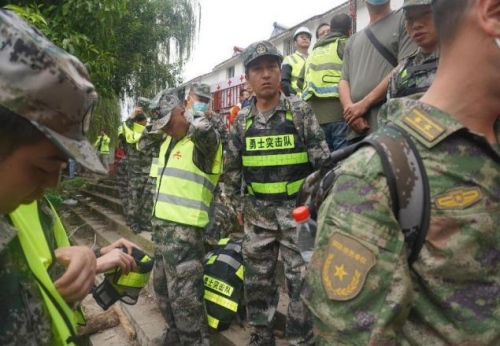 石棉縣退役軍人事務局迅速行動，組織動員“大渡河勇士”突擊隊緊急出動。四川省退役軍人事務廳供圖