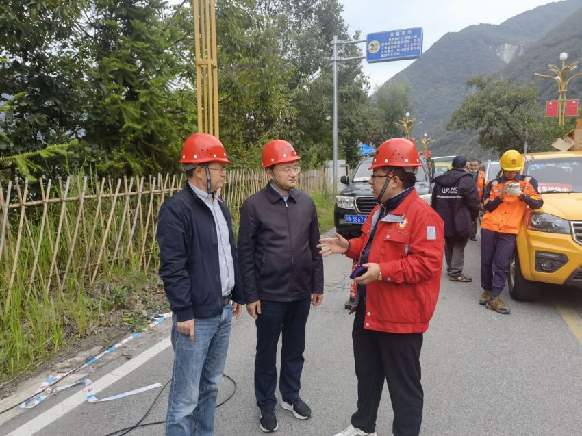 伍定聽取前線技術人員作工作匯報。四川省地質局供圖