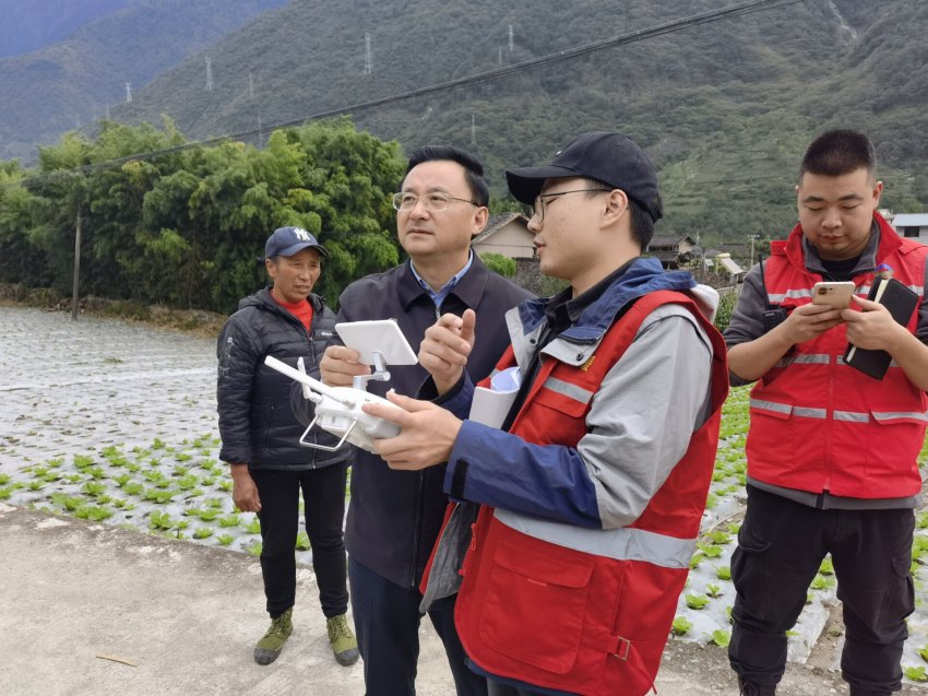 伍定通過無人機影像查看地災隱患點情況。四川省地質局供圖