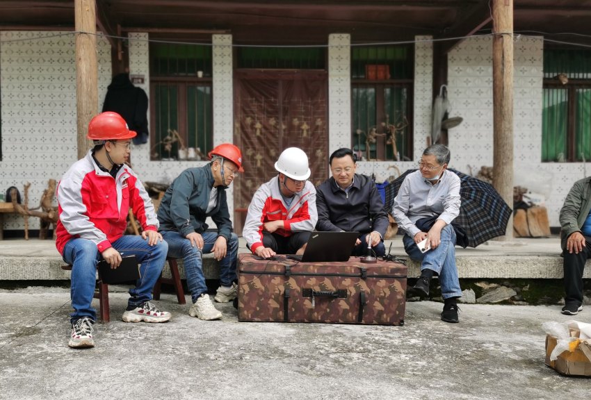 伍定在大坪村臨時安置點指揮地災排查工作開展。四川省地質局供圖