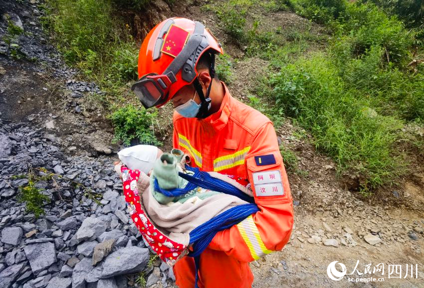 寶寶安靜地躺在森林消防員張自立懷里。彭科攝