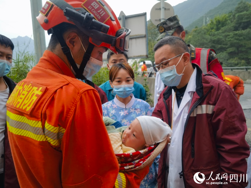 寶寶安靜地躺在森林消防員張自立懷里。彭科攝